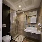 Lara Suite's